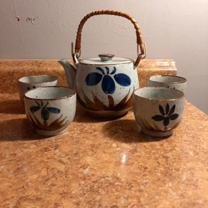 Saki kettle and cups